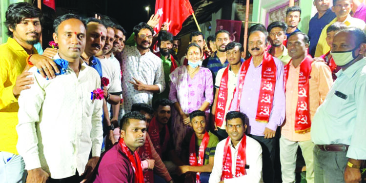 महानवाडीत शिवसेनेला भगदाड