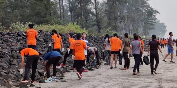 वरसोली समुद्र किनार्‍यावर स्वच्छता अभियान