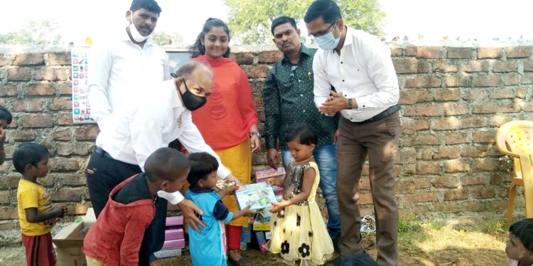 वीटभट्टीवरील विद्यार्थ्यांना कपड्यांची भेट