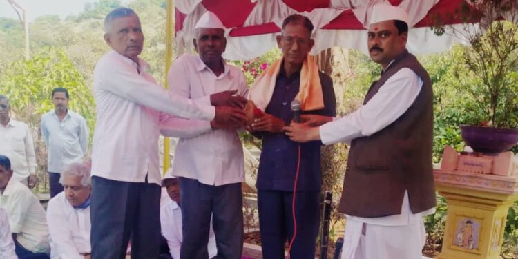 ज्येष्ठ पत्रकार बळवंत वालेकर यांचा सत्कार