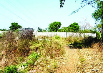 भाकरीपाडा येथे वहिवाटीच्या रस्त्याला कुंपण