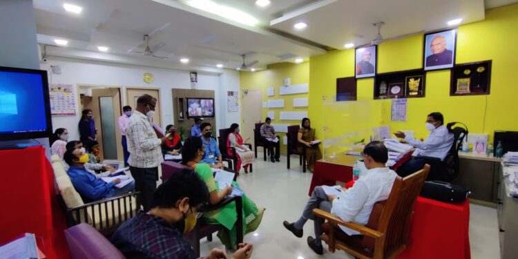 शिक्षण खात्यातील अधिकार्यांची घेतली झाडाझडती