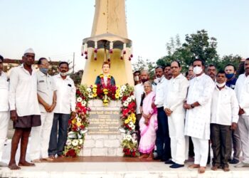 हुतात्मा हिराजी पाटील यांना मानवलीत अभिवादन