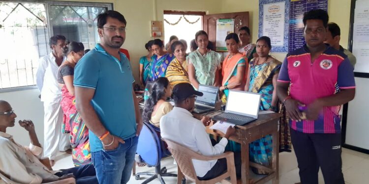 ग्रामस्थांना ई श्रम कार्डचे वाटप