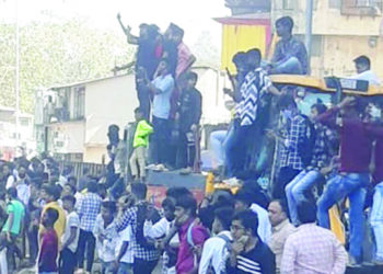 ऑफलाईन परीक्षांना विद्यार्थ्यांचा विरोध