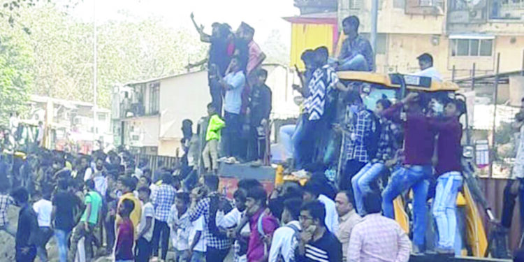 ऑफलाईन परीक्षांना विद्यार्थ्यांचा विरोध