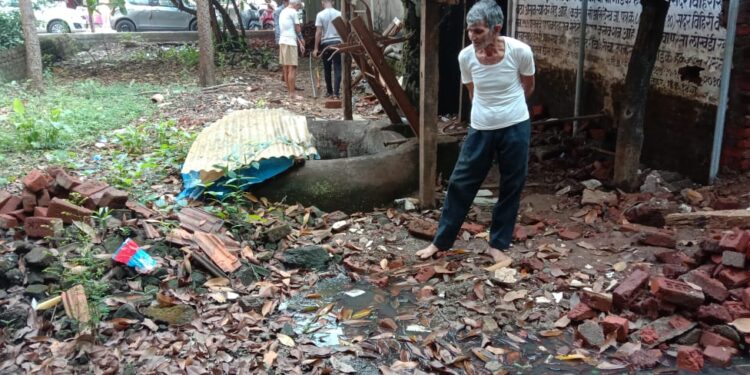 निवासी इमारतींचे सांडपाणी आजूबाजूच्या अंगणात