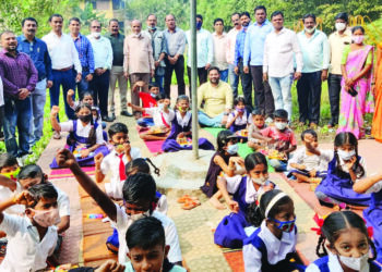 पत्रकारदिनी विद्यार्थ्यांना शैक्षणिक साहित्याचे वाटप