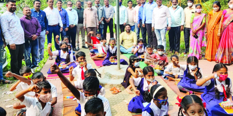 पत्रकारदिनी विद्यार्थ्यांना शैक्षणिक साहित्याचे वाटप