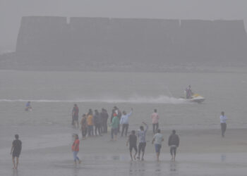 हवामान बदलामुळे रायगडातील वाहनांवर पांढरी चादर