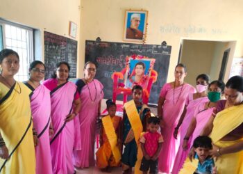 कुसुंबळे येथे आद्य शिक्षिकेला अंगणवाडी सेविकांचे अभिवादन