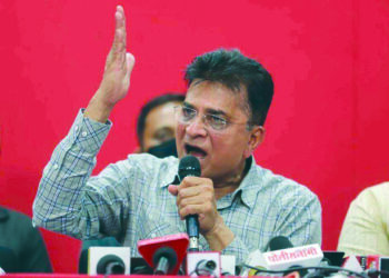 सोमय्यांनी अधिकार्‍याच्या खुर्चीत बसून फाइल्स तपासल्याने वाद