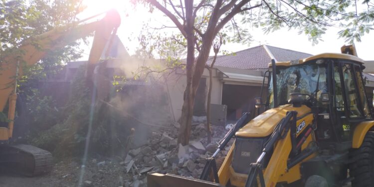 अनधिकृत बांधकामावर जिल्हा प्रशासनाची धडक कारवाई