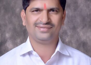 मास्क घातला नाही म्हणून केली कारवाई; आमदार साहेबांनी केली पोलीस अधिकाऱ्याचीच बदली