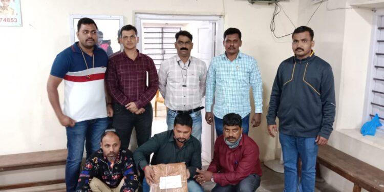 “व्हेल माशाच्या उलटीची तस्करी” करणाऱ्या तिघांना बेड्या