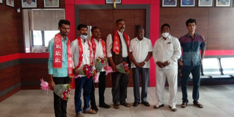 बुलढाण्यातील संभाजी ब्रिगेडच्या जिल्ह्याध्यक्षांसह, विभागीय अध्यक्ष शेकापक्षात