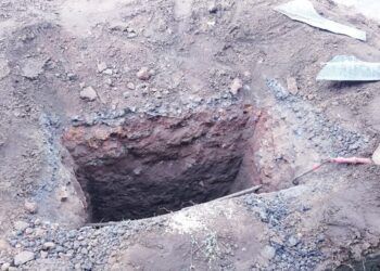 केबलसाठी खणलेल्या खड्ड्यात दुचाकी कोसळली