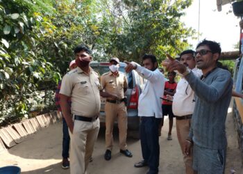 कार्ले गावात लागोपाठ दोन गोळ्या घुसल्या; वृध्द महिला बालंबाल बचावल्या