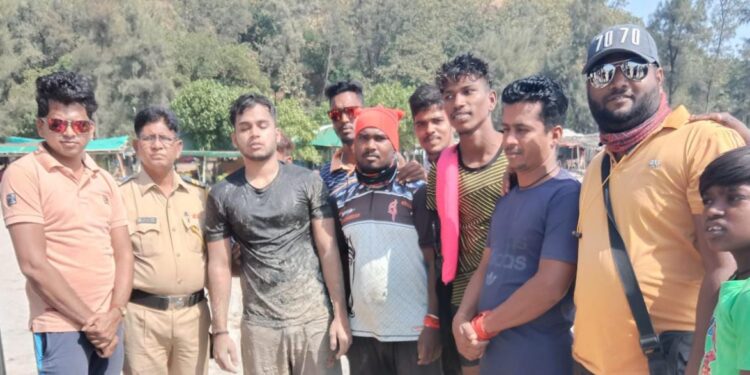 काशीद येथे पोलीस हवालदार युवराज निकाले यांनी दिले वीस वर्षीय युवकास जीवदान