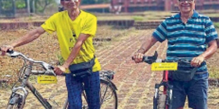 सायकल सफर करत आजोबा कोकणात
