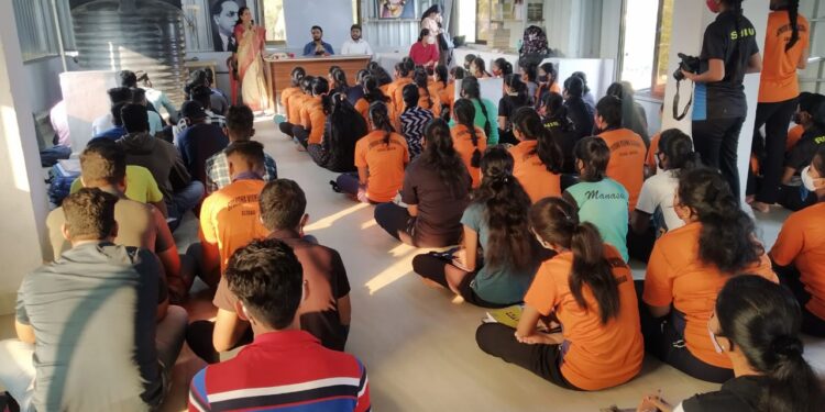 आदर्श फक्त प्रतिमेतच पाहायचे नसतात – वंदना आंब्रे