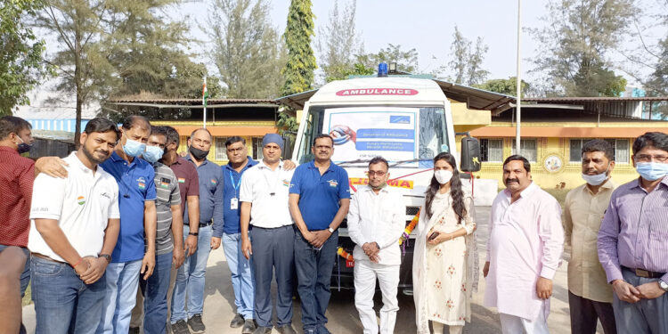 वावंजे आरोग्य केंद्राला लिंडे कंपनीकडून रुग्णवाहिकेची भेट