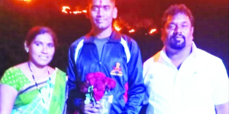 सैन्य दलात भरती झालेल्या बाबू नाईकचे स्वागत