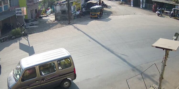 तरुणांनी बसविले सीसीटीव्ही कॅमेरे