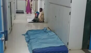 जिल्हा रुग्णालयातील प्रसूती कक्षात बेडसाठी महिलांची वेटिंग