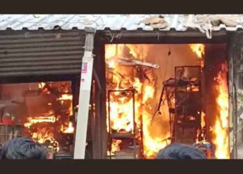 कल्याणमध्ये दुकानांना भीषण आग