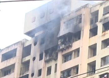 मुंबईतील ताडदेव परिसरात इमारतीला भीषण आग