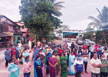 हनुमान कोळीवाडा ग्रामस्थांचे समुद्राच्या पाण्यातील आंदोलन