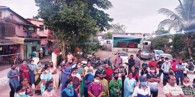 हनुमान कोळीवाडा ग्रामस्थांचे समुद्राच्या पाण्यातील आंदोलन