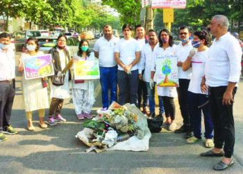 कामोठ्यातील दुभाजक केले साफ; कामोठे कॉलोनी फोरमचा उपक्रम