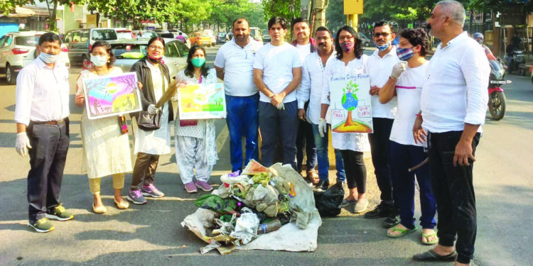 कामोठ्यातील दुभाजक केले साफ; कामोठे कॉलोनी फोरमचा उपक्रम