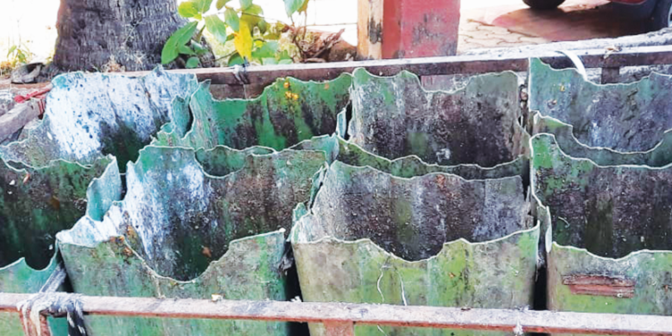 कर्जत नगरपरिषदेच्या कचरा संकलन डब्यांची दुर्दशा