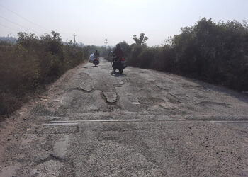 आक्षीच्या पुलावर खड्ड्यांचे साम्राज्य