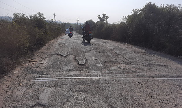 आक्षीच्या पुलावर खड्ड्यांचे साम्राज्य