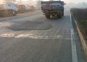 ऐनघरजवळील धोकादायक खड्डा भरला