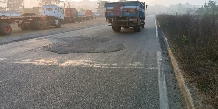 ऐनघरजवळील धोकादायक खड्डा भरला