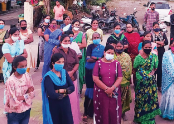 हनुमान कोळीवाडा ग्रामस्थांचे समुद्राच्या पाण्यातील आंदोलन