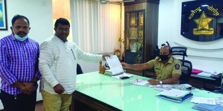 महेश मांजरेकरांच्या चित्रपटावर बंदी घाला