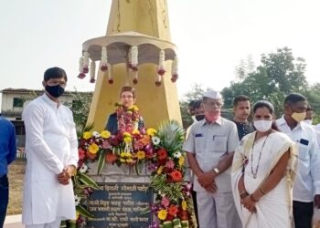 मानिवलीत हुतात्मा स्मारकाला अभिवादन