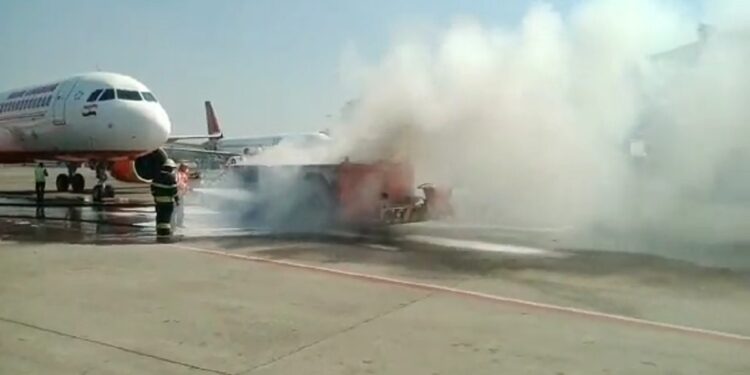 Mumbai International Airport! विमानाला ओढणार्‍या वाहनाला आग