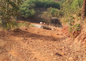 जुलै महिन्यात वाहून गेलेल्या रस्त्याकडे प्रशासनाचे दुर्लक्ष