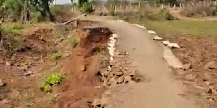 पावसाळ्यात वाहून गेलेल्या पूलाकडे दुर्लक्ष