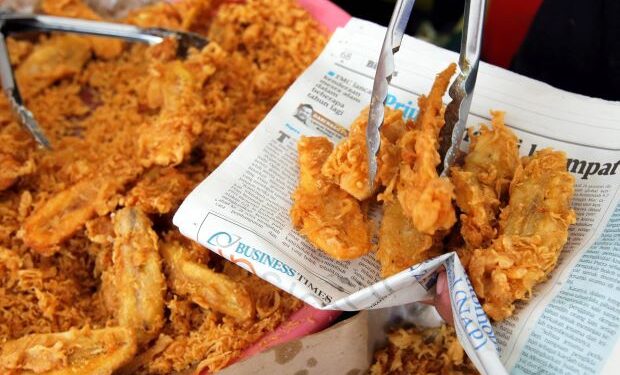 कागदातून खाद्यपदार्थांची विक्री सुरुच