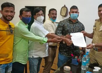 अपघात रोखण्यासाठी गतिरोधक बसवा; ग्रामस्थांकडून पोलीस निरीक्षकांना निवेदन