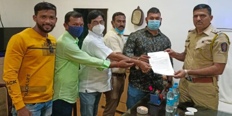 अपघात रोखण्यासाठी गतिरोधक बसवा; ग्रामस्थांकडून पोलीस निरीक्षकांना निवेदन