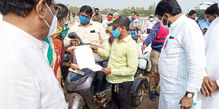 दिव्यांग एकजूट संस्थेतर्फे पालकमंत्र्यांना निवेदन